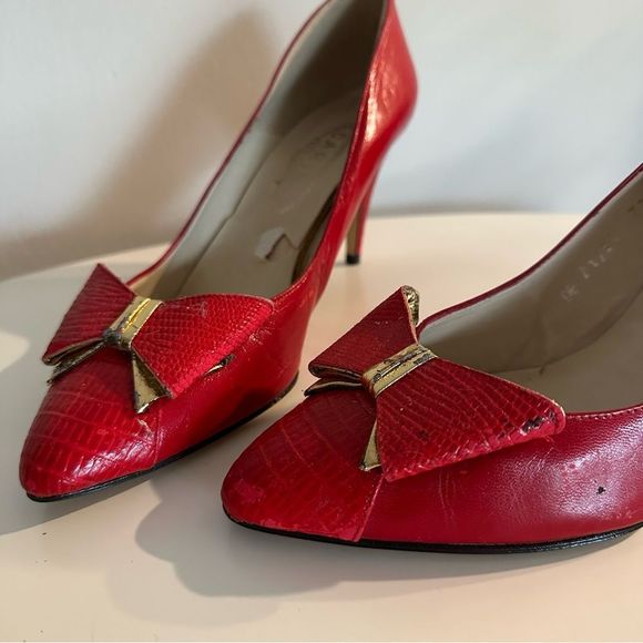 Vintage Red Pumps With Bows, Made In Spain, Embossed Leather, Gold Elements - Picture 6 of 16